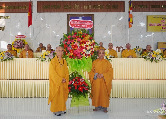 Thượng tọa Thích An Thường đón nhận lẵng hoa chúc mừng của Ban Trị sự GHPGVN TP.HCM do Thượng tọa Thích Thiện Quý trao tặng