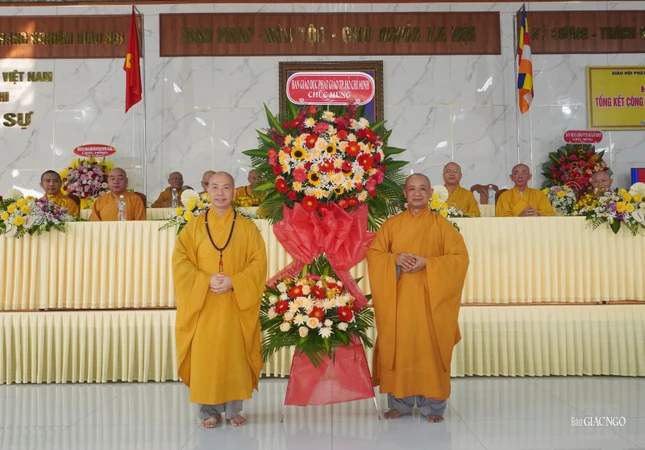 Thượng tọa Thích Quang Thạnh tặng lẵng hoa chúc mừngLaw