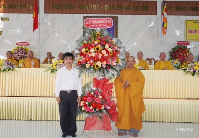 Ông Nguyễn Văn Lượng, Phó ban Tôn giáo TP.HCM chúc mừng