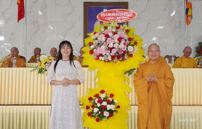 Lẵng hoa chúc mừng của chính quyền H.Củ Chi