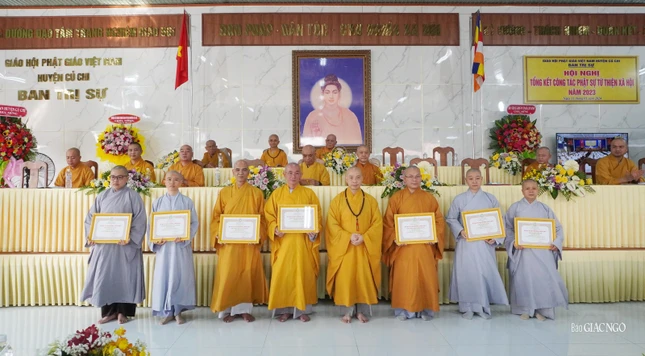 Thượng tọa Thích Quang Thạnh trao Bằng tuyên dương công đức của Ban Trị sự GHPGVN TP.HCM đến các tập thể