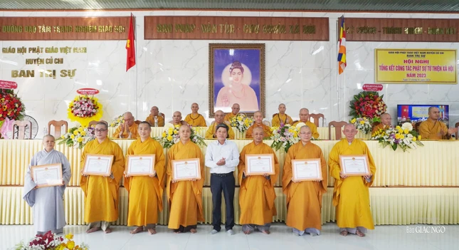 Có 1 tập thể và 36 cá nhân nhận giấy khen của UBND H.Củ Chi