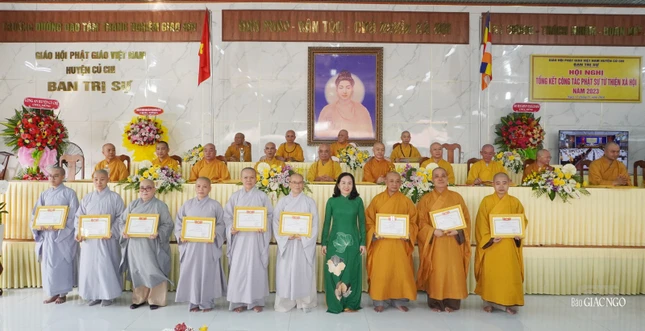 Bà Võ Thị Kiều Tiên, Chủ tịch UBMTTQVN H.Củ Chi trao Giấy khen đến các cá nhân và tập thể