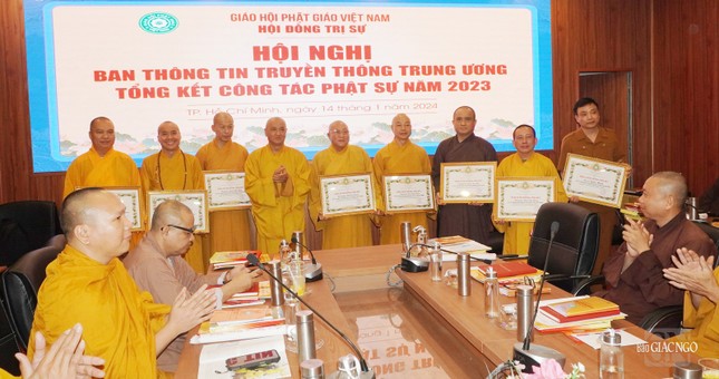 Hòa thượng Thích Huệ Thông trao Bằng Tuyên dương công đức của Ban Thường trực Hội đồng Trị sự đến các cá nhân Ban Thông tin - Truyền thông T.Ư