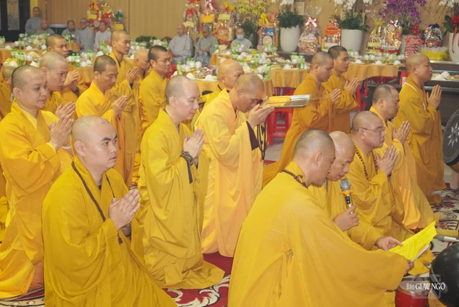 Khóa lễ cung tiến Giác linh Trưởng lão Hòa thượng tại tổ đường