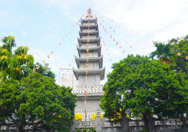 Bảo tháp Trưởng lão Hòa thượng Thích Thanh Kiểm trong khuôn viên chùa Vĩnh Nghiêm