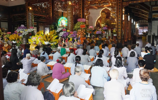 Đông đảo Phật tử về dự lễ tưởng niệm
