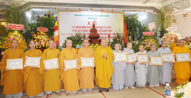 Thượng tọa Thích Trung Nguyện, Phó Thư ký kiêm Chánh Văn Phòng Ban Trị sự GHPGVN TP.HCM trao bằng công đức đến các tập thể