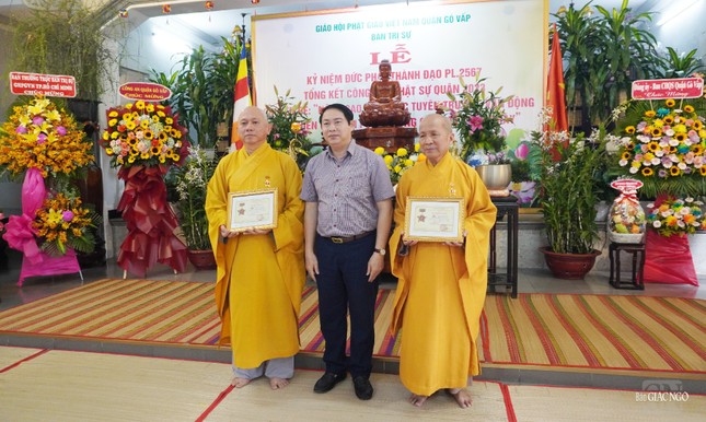 Ông Nguyễn Trí Dũng, Phó Bí thư, Chủ tịch UBND Q.Gò Vấp trao tặng Kỷ niệm chương vì sự nghiệp đại đoàn kết dân tộc của Ủy ban TƯMTTQVN đến Thượng tọa Thích Tắc Bạch và Thượng tọa Thích Giác Tín