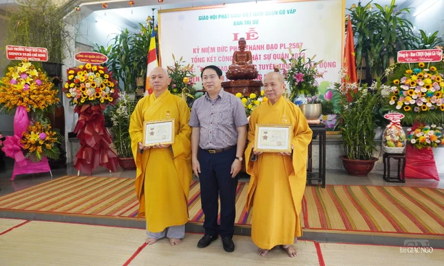 Ông Nguyễn Trí Dũng, Phó Bí thư, Chủ tịch UBND Q.Gò Vấp trao tặng Kỷ niệm chương vì sự nghiệp đại đoàn kết dân tộc của Ủy ban TƯMTTQVN đến Thượng tọa Thích Tắc Bạch và Thượng tọa Thích Giác Tín