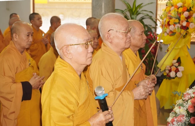 Dâng hương lễ Phật