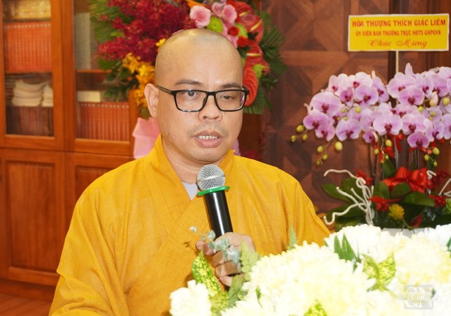 Đại đức Thích Thiện Châu, Phó Chánh Văn phòng Ban Trị sự GHPGVN TP.HCM công bố quyết định tặng Bằng tuyên dương công đức và Bằng công đức đến tập thể, cá nhân Ban Trị sự GHPGVN Q.3