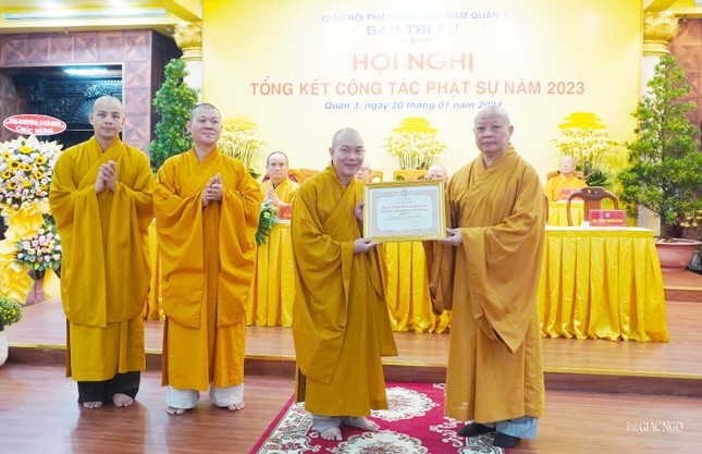 Hòa thượng Thích Lệ Trang trao Bằng tuyên dương công đức đến tập thể Ban Trị sự GHPGVN Q.3