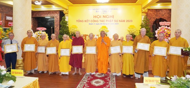 Hòa thượng Danh Lung trao Bằng công đức đến các tự viện trên địa bàn quận