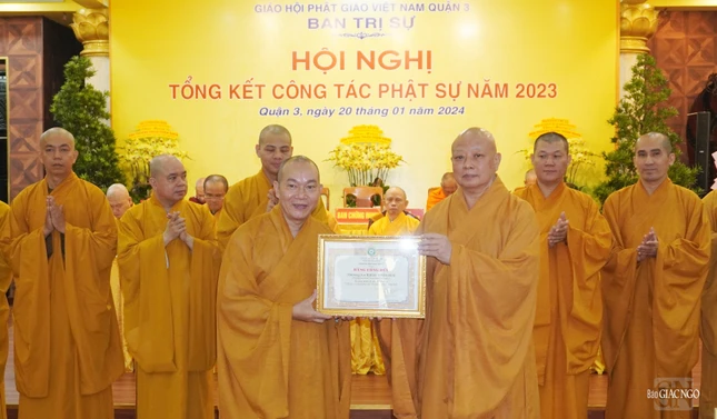 Hòa thượng Thích Lệ Trang trao Bằng công đức đến Thượng tọa Thích Thiện Bửu, Trưởng ban Trị sự GHPGVN Q.3 Hòa thượng Thích Lệ Trang trao Bằng công đức đến Thượng tọa Thích Thiện Bửu, Trưởng ban Trị sự GHPGVN Q.3