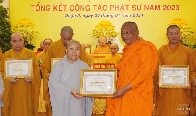 Ni sư Thích nữ Nhật Thành nhận Bằng công đức