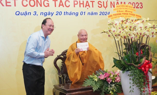 Ông Nguyễn Hồ Hải chúc mừng Trưởng lão Hòa thượng Thích Thiện Nhơn