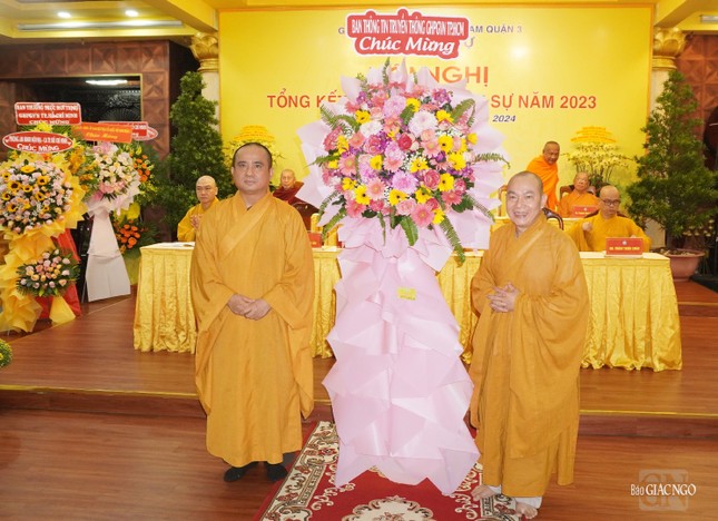 Thượng tọa Thích Tâm Hải trao lẵng hoa chúc mừng