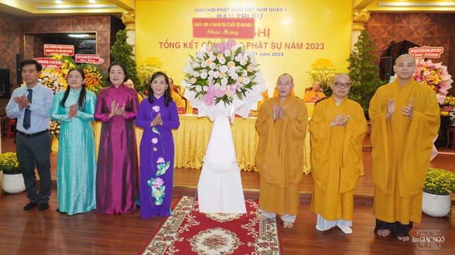 Lẵng hoa chúc mừng của chính quyền Q.3