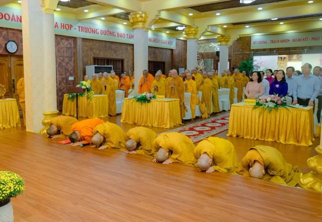 Ban Trị sự GHPGVN Q.3 đảnh lễ tri ân Trưởng lão Hòa thượng - Ảnh: Đăng Huy