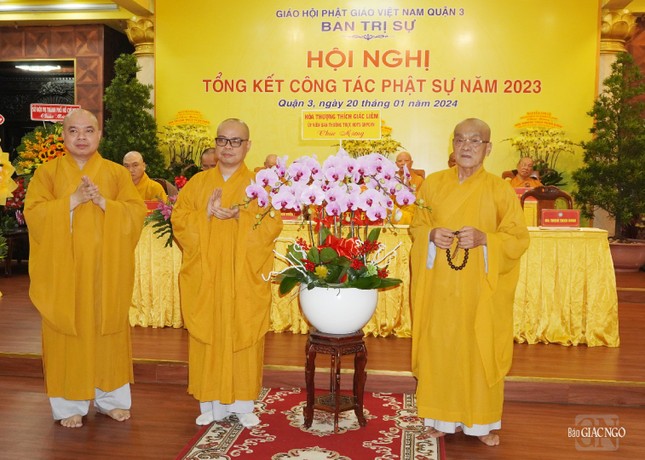 Hòa thượng Thích Giác Liêm trao lẵng hoa chúc mừng