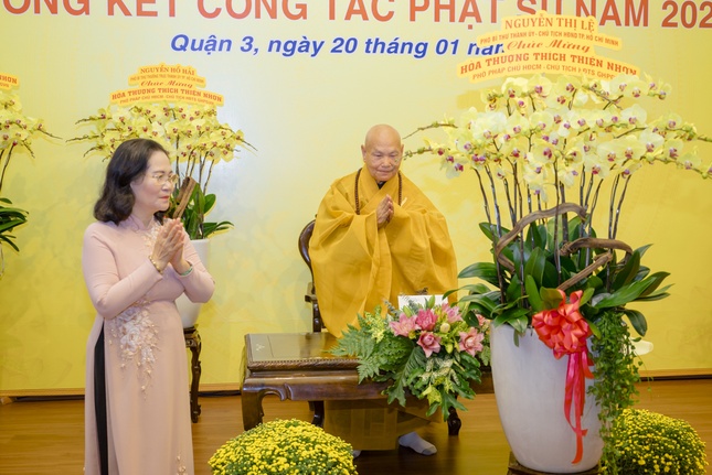 Bà Nguyễn Thị Lệ chúc mừng đến Trưởng lão Hòa thượng Thích Thiện Nhơn - Ảnh: Đăng Huy