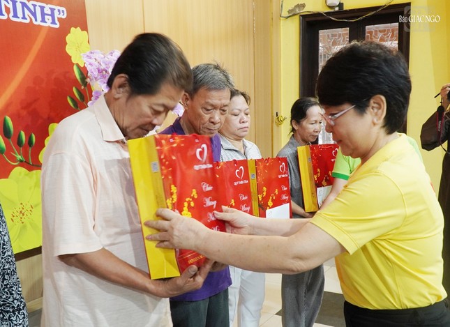 Bà Phùng Thị Mỹ Lệ, Chuyên viên quỹ Thiện Tâm trao quà đến bà con Bà Phùng Thị Mỹ Lệ, Chuyên viên quỹ Thiện Tâm trao quà đến bà con