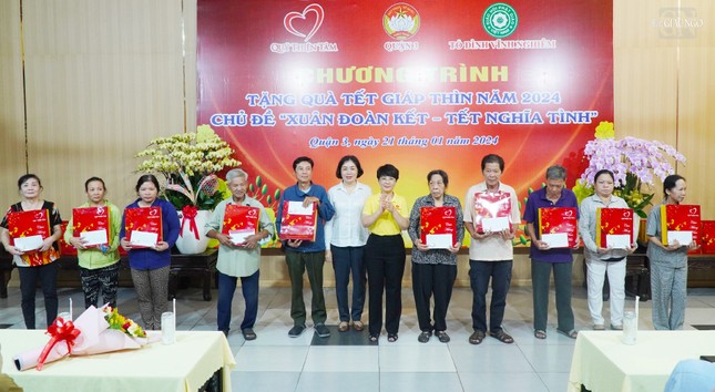 Bà Vũ Thị Mỹ Ngọc, Ủy viên Ban Thường vụ Quận ủy Q.3 và bà Phùng Mỹ Lệ trao quà đến người dân Bà Vũ Thị Mỹ Ngọc, Ủy viên Ban Thường vụ Quận ủy Q.3 và bà Phùng Mỹ Lệ trao quà đến người dân