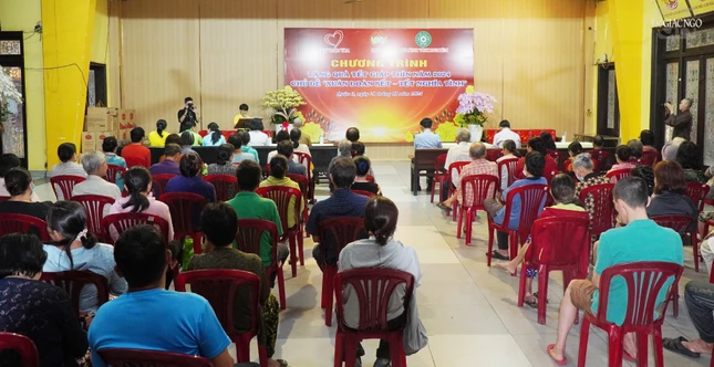 Có 307 phần quà được trao tặng đến bà con khó khăn trên địa bàn Q.3 đón Tết Giáp Thìn sắp tới tại chùa Vĩnh Nghiêm sáng 21-1-2024