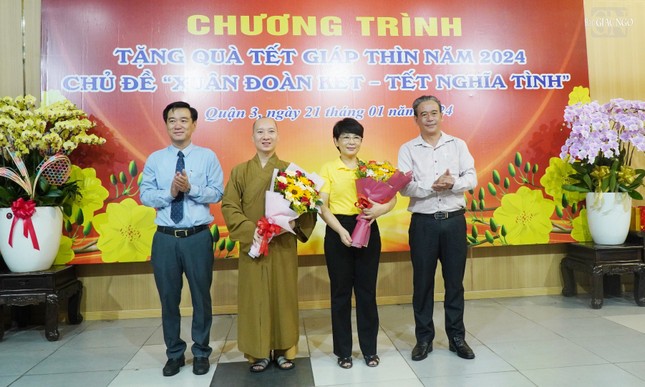 Ông Nguyễn Thành Nam, Phó Bí thư Thường trực Quận ủy Q.3 và ông Huỳnh Gia Giang, Ủy viên Ban Thường vụ, Chủ tịch UBMTTQVN Q.3 cảm ơn đến Đại đức Thích Nguyên Các và bà Phùng Thị Mỹ Lệ Ông Nguyễn Thành Nam, Phó Bí thư Thường trực Quận ủy Q.3 và ông Huỳnh Gia Giang, Ủy viên Ban Thường vụ, Chủ tịch UBMTTQVN Q.3 cảm ơn đến Đại đức Thích Nguyên Các và bà Phùng Thị Mỹ Lệ