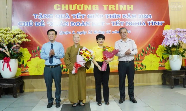 Ông Nguyễn Thành Nam, Phó Bí thư Thường trực Quận ủy Q.3 và ông Huỳnh Gia Giang, Ủy viên Ban Thường vụ, Chủ tịch UBMTTQVN Q.3 cảm ơn đến Đại đức Thích Nguyên Các và bà Phùng Thị Mỹ Lệ