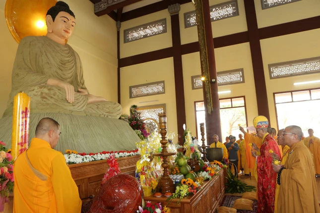 Khóa lễ an vị Phật tại chánh điện chùa Liên Hoa Khóa lễ an vị Phật tại chánh điện chùa Liên Hoa