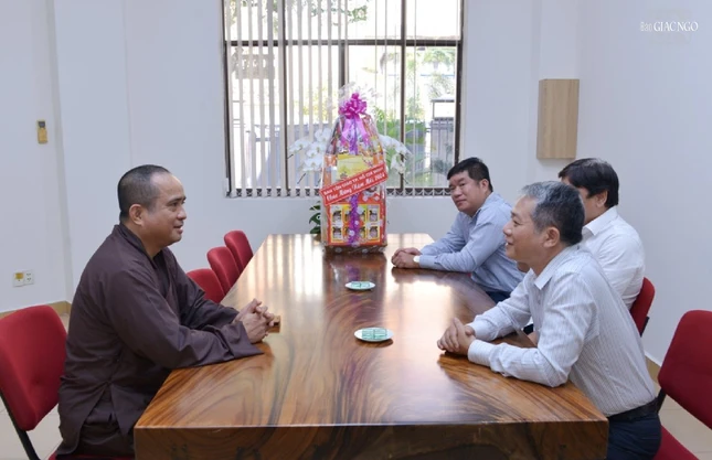 Thượng tọa Tổng Biên tập Báo Giác Ngộ trao đổi với đoàn Ban Tôn giáo TP.HCM đến thăm và chúc mừng nhân Tết Giáp Thìn