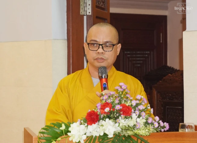 Đại đức Thích Thiện Châu, Phó Văn phòng Ban Trị sự GHPGVN TP.HCM công bố quyết định tặng Bằng tuyên dương công đức và công đức của Ban Trị sự GHPGVN TP.HCM