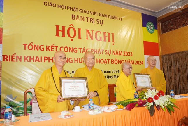 Trao Bằng công đức đến Hòa thượng Thích Trí Anh, Hòa thượng Thích Trí Tâm - đồng Chứng minh Ban Trị sự GHPGVN Q.12