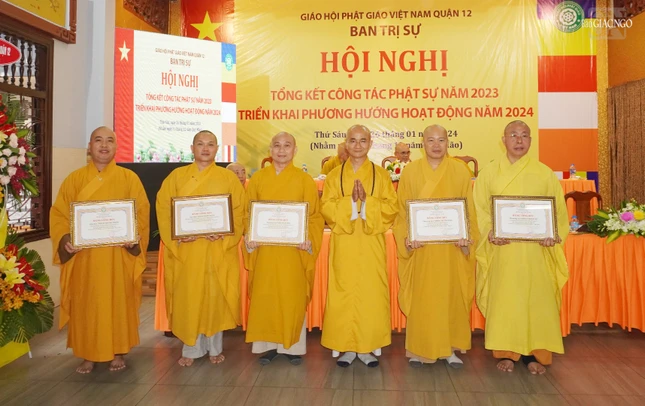 Có 13 tập thể nhận bằng công đức