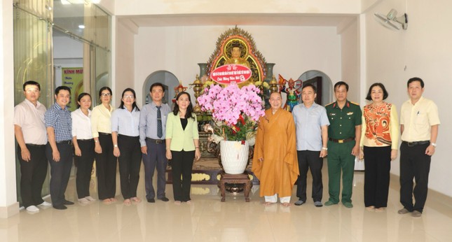 Đoàn Quận ủy, UBND, Ủy ban MTTQVN Q.3 do Bí thư Quận ủy Q.3 Nguyễn Thanh Xuân làm trưởng đoàn chúc tết đến Thượng tọa Thích Thiện Bửu