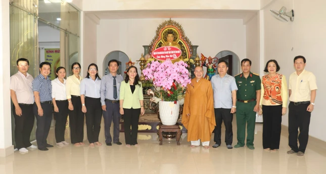 Đoàn Quận ủy, UBND, Ủy ban MTTQVN Q.3 do Bí thư Quận ủy Q.3 Nguyễn Thanh Xuân làm trưởng đoàn chúc tết đến Thượng tọa Thích Thiện Bửu Đoàn Quận ủy, UBND, Ủy ban MTTQVN Q.3 do Bí thư Quận ủy Q.3 Nguyễn Thanh Xuân làm trưởng đoàn chúc tết đến Thượng tọa Thích Thiện Bửu