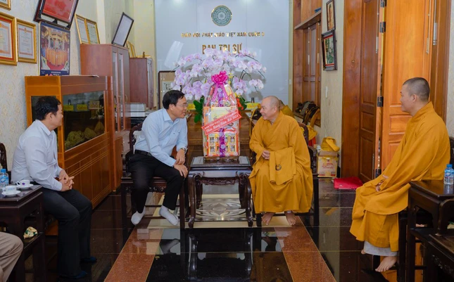 Ông Nguyễn Duy Tân chúc Tết đến chư tôn đức Tăng Ni Phật giáo Q.3 Ông Nguyễn Duy Tân chúc Tết đến chư tôn đức Tăng Ni Phật giáo Q.3