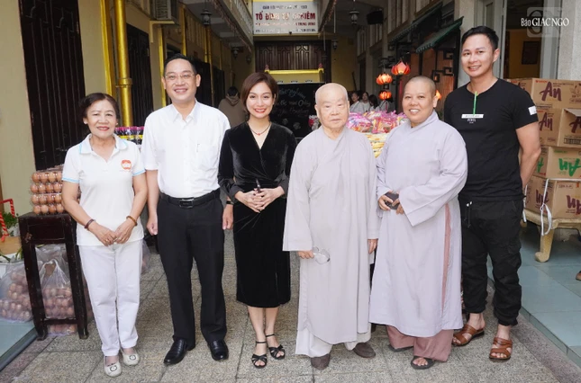 Lưu niệm tại "Siêu thị mini 0 đồng" tại chùa Từ Nghiêm Lưu niệm tại "Siêu thị mini 0 đồng" tại chùa Từ Nghiêm