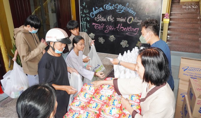 Tết yêu thương với "Siêu thị mini 0 đồng" tại chùa Từ Nghiêm