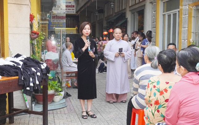 Bà Trần Thanh Ngọc, Phó Chủ tịch Thường trực Ủy ban MTTQVN Q.10 cảm ơn đến chùa Từ Nghiêm, cùng mạnh thường quân nhiều năm tổ chức tặng quà Tết cho người dân khó khăn trên địa bàn
