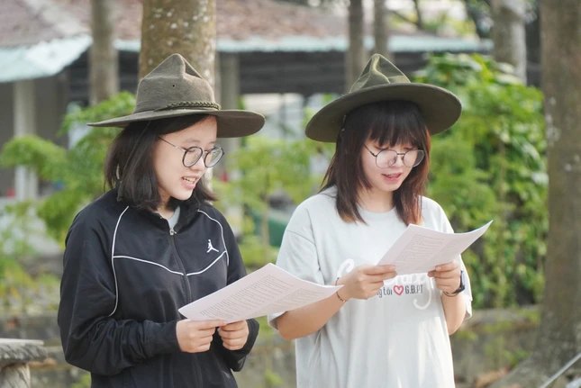 Thanh Ngọc (bên phải) tập thiền ca cùng bạn