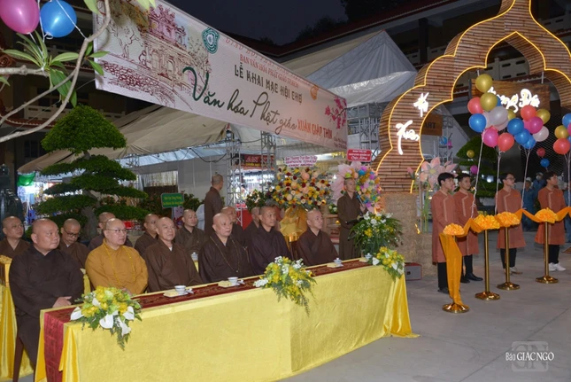 Chư tôn đức tham dự lễ khai mạc