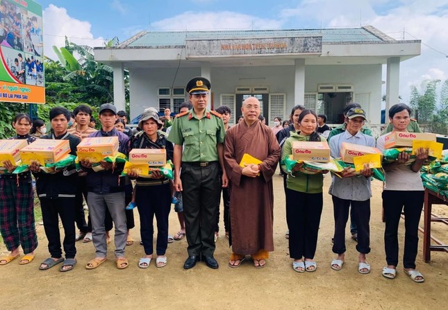 Đoàn tặng quà đến bà con tại Quảng Ngãi - Ảnh: C.QA