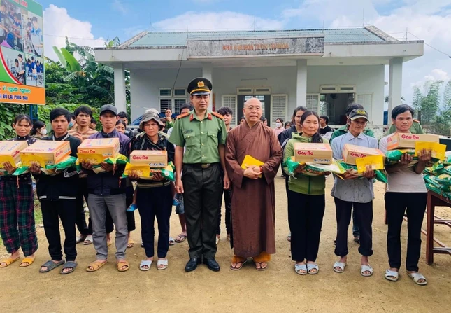 Đoàn tặng quà đến bà con tại Quảng Ngãi - Ảnh: C.QA