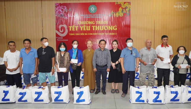 Ông Nguyễn Ngọc Châu, Phó Chủ tịch Thường trực UBMTTQVN Q.3, cùng chư Tăng chùa Vĩnh Nghiêm, đại diện mạnh thường quân trao tặng quà Ông Nguyễn Ngọc Châu, Phó Chủ tịch Thường trực UBMTTQVN Q.3, cùng chư Tăng chùa Vĩnh Nghiêm, đại diện mạnh thường quân trao tặng quà