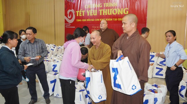 Mỗi phần quà gồm có tiền mặt và gạo, mì... Mỗi phần quà gồm có tiền mặt và gạo, mì...