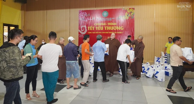 500 phần quà Tết được chư Tăng chùa Vĩnh Nghiêm, đại diện chính quyền trao tặng đến bà con chiều 30-1-2024