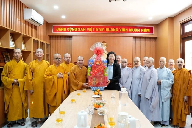 Bà Nguyễn Thị Bạch Mai, Thành ủy viên, Phó Trưởng ban Thường trực Ban Dân vận Thành ủy tiếp đoàn Bà Nguyễn Thị Bạch Mai, Thành ủy viên, Phó Trưởng ban Thường trực Ban Dân vận Thành ủy tiếp đoàn